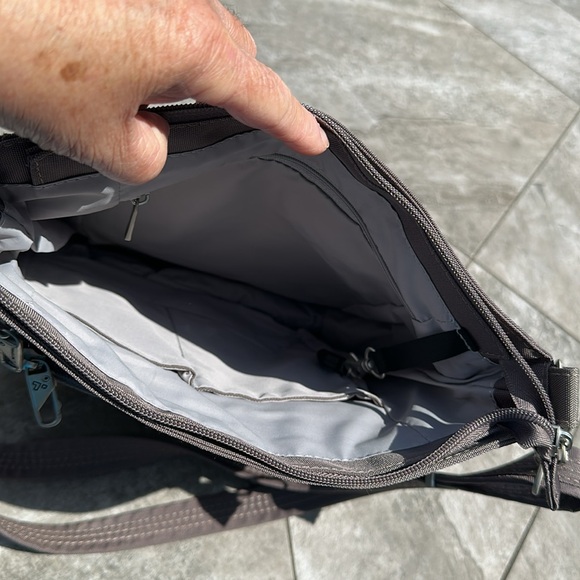 NWOT , anti theft Travelon crossbody , multiple zipper compartments - Picture 5 of 16